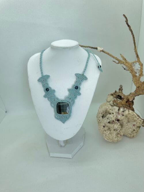 collier oeil de faucon